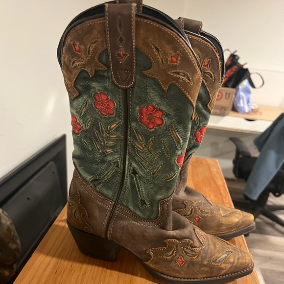 SiZe 7 Laredo worn once Cowboy Boots - Picture 1 of 4
